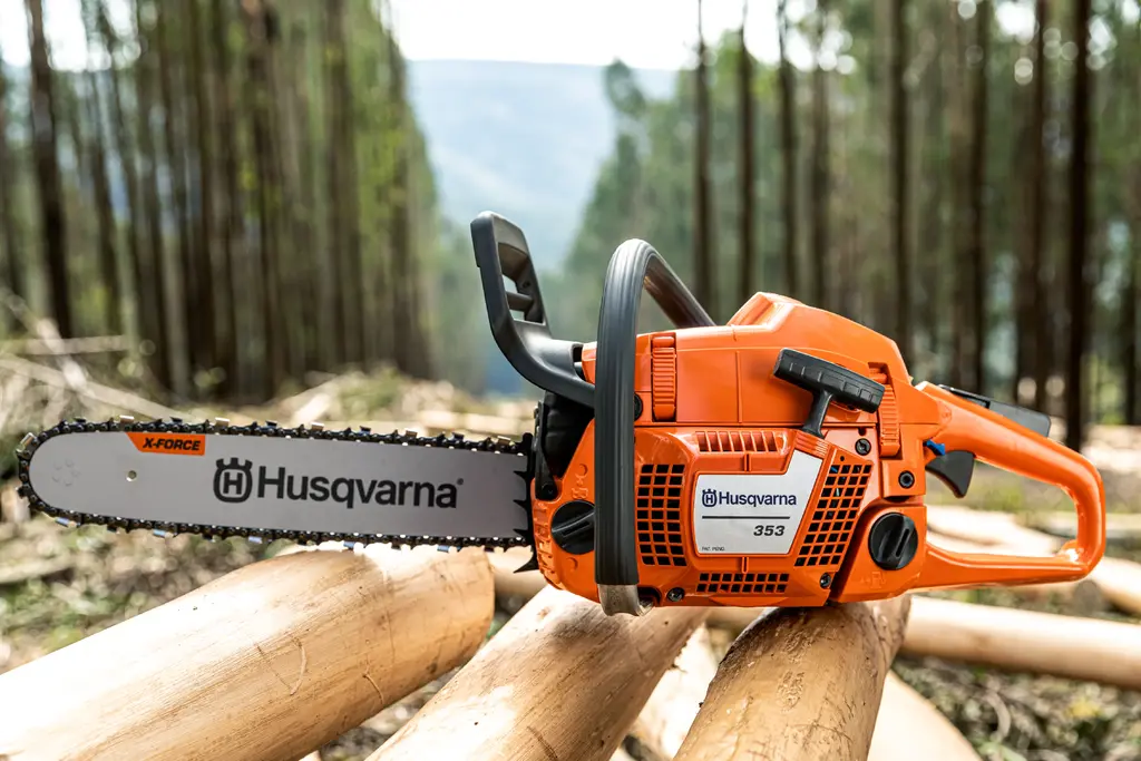 Motorsag på stokker